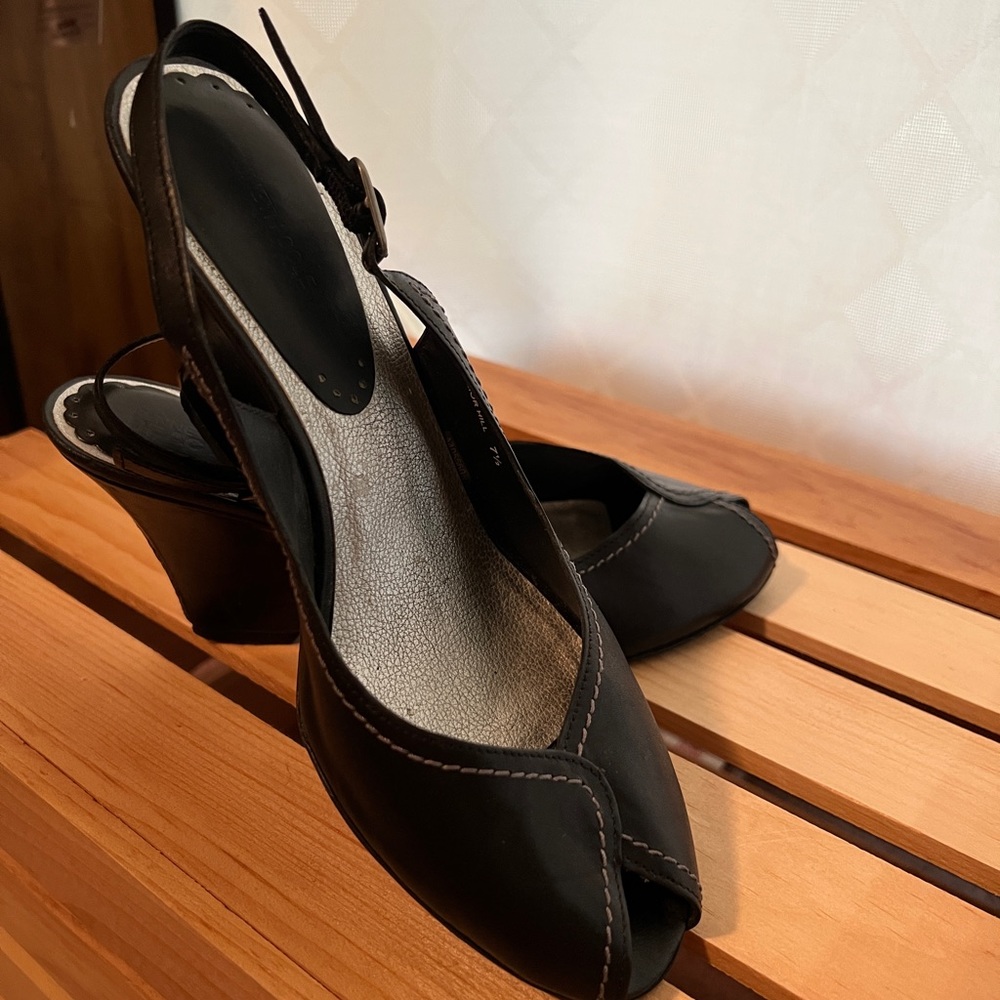 Black Kenneth Cole Reaction wedges